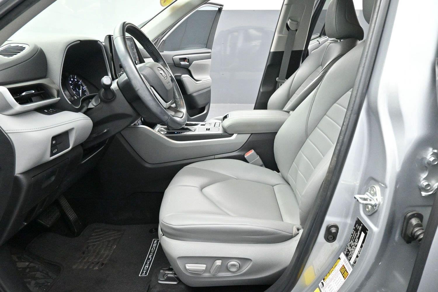 Used 2022 Toyota Highlander XLE FWD image 13