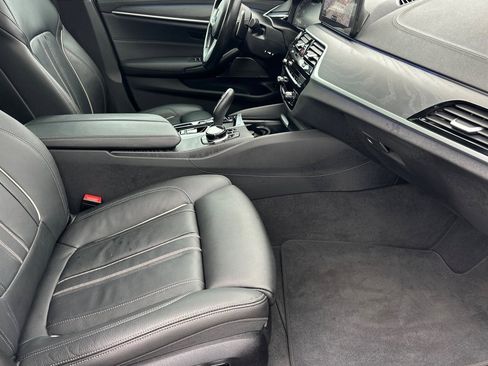 Used 2023 BMW M550i xDrive w/ Dynamic Handling Package image 15