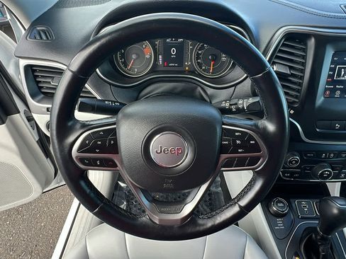 Used 2020 Jeep Cherokee Latitude Plus w/ Cold Weather Group image 18