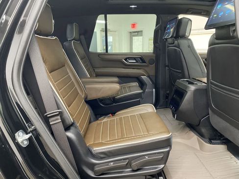 Used 2025 GMC Yukon Denali Ultimate w/ LPO, Floor Liner Package AWD/4WD image 17