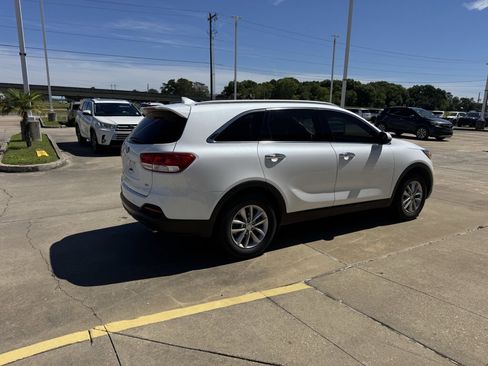 Used 2017 Kia Sorento LX w/ LX Convenience Package image 13
