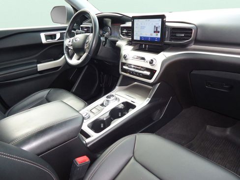 Used 2022 Ford Explorer XLT w/ Equipment Group 202A image 26