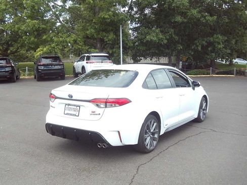 Used 2024 Toyota Corolla SE AWD/4WD image 5