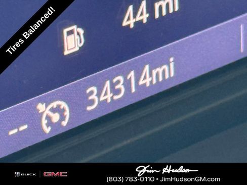 Used 2023 Buick Enclave Essence image 3