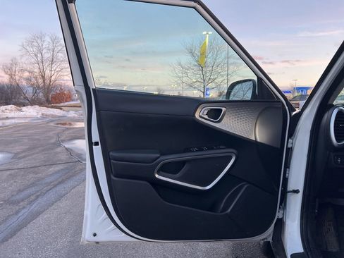 Used 2025 Kia Soul LX w/ LX Technology Package image 8