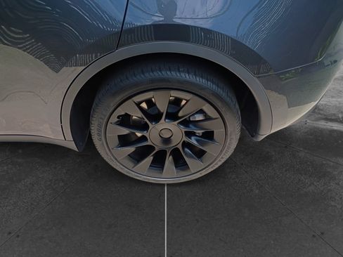 Used 2024 Tesla Model Y Long Range AWD/4WD image 10