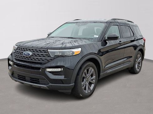 Used 2024 Ford Explorer XLT w/ Equipment Group 202A image 3