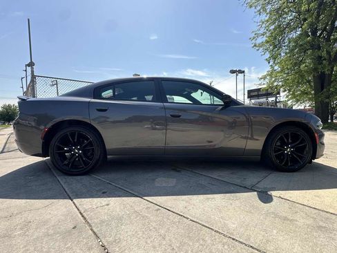 Used 2018 Dodge Charger SXT w/ Blacktop Package RWD image 4