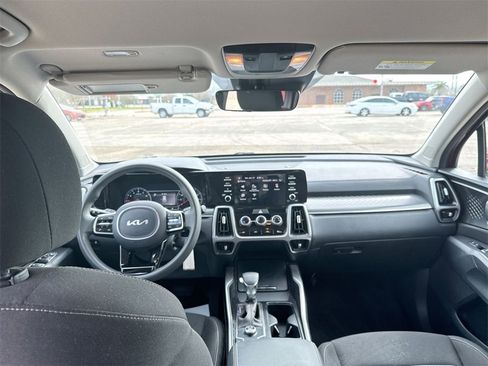 Used 2023 Kia Sorento LX image 31