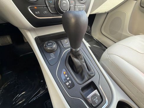 Used 2021 Jeep Cherokee Latitude Lux AWD/4WD image 25