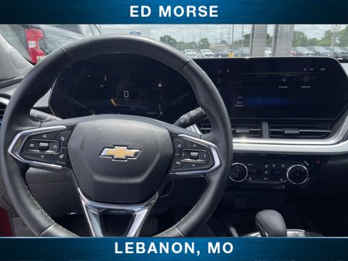 Certified 2025 Chevrolet Trax LT w/ LT Convenience Package FWD image 11