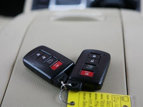 Used 2014 Toyota Highlander Limited Platinum AWD/4WD image 31