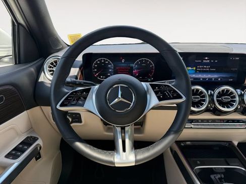 Used 2026 Mercedes-Benz GLB 250 4MATIC image 17