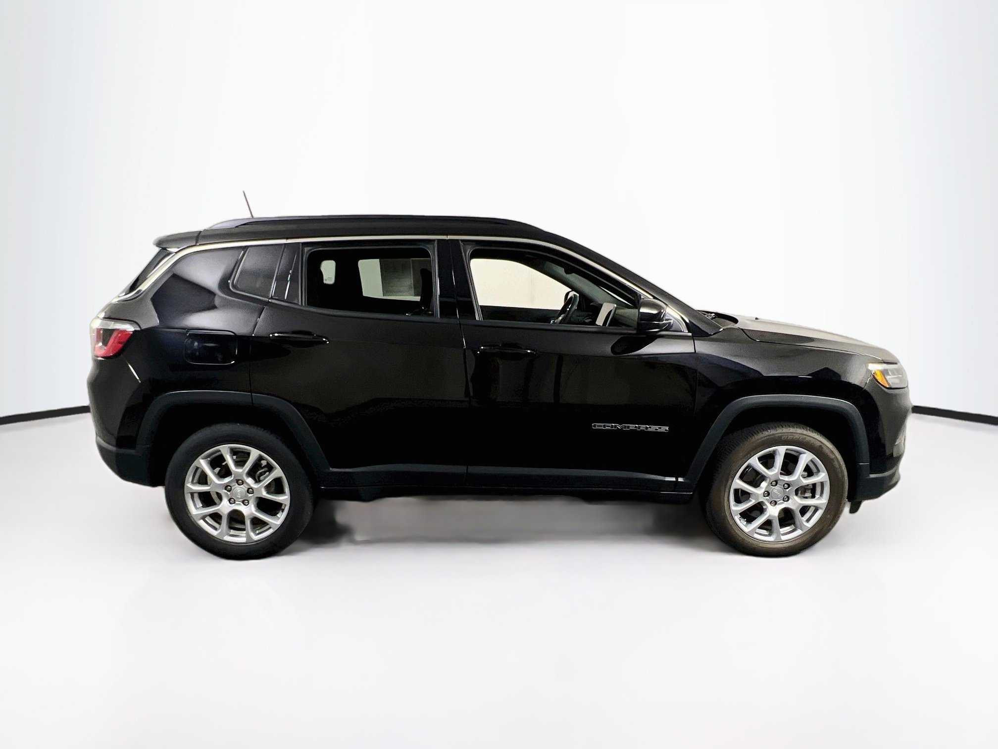 Used 2023 Jeep Compass Latitude AWD/4WD image 4