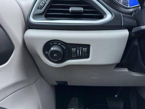 Used 2023 Chrysler Pacifica Touring-L image 30