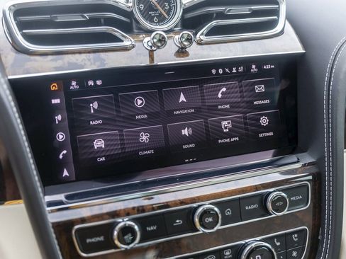 Used 2021 Bentley Bentayga AWD/4WD image 31