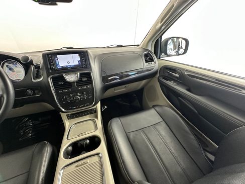 Used 2012 Chrysler Town & Country Touring-L w/ Premium Group FWD image 34
