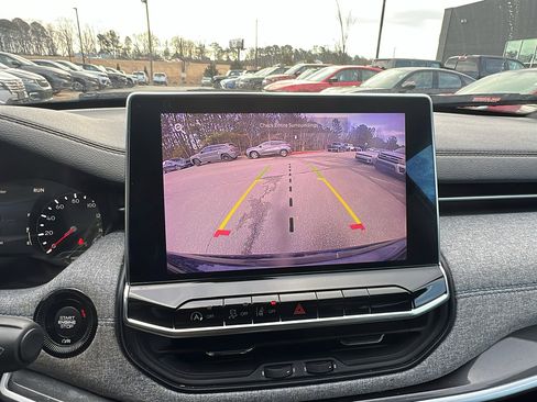 Used 2024 Jeep Compass Latitude image 32