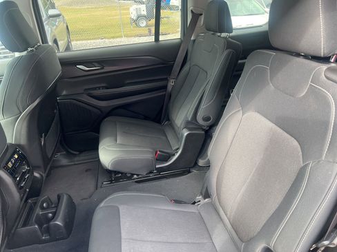 Used 2023 Jeep Grand Cherokee L Laredo image 12