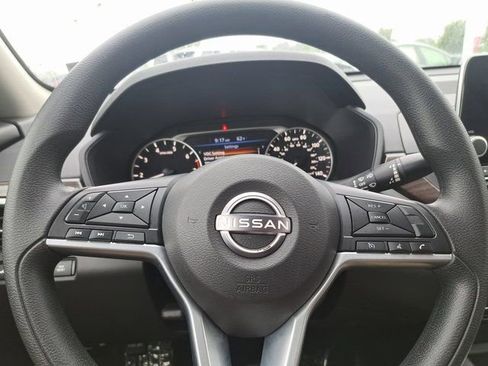 Used 2025 Nissan Altima 2.5 SV FWD image 15