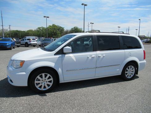 Used 2014 Chrysler Town & Country Touring image 4
