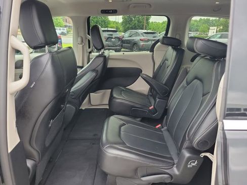 Used 2024 Chrysler Pacifica Touring-L FWD image 8