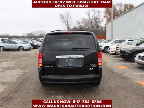 Used 2010 Chrysler Town & Country Touring image 5