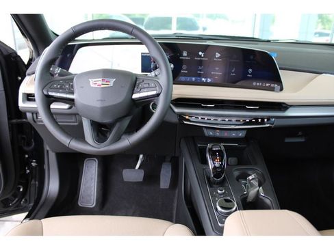 New 2024 Cadillac XT4 Luxury w/ Cold Weather Package image 19