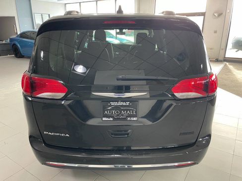 Used 2018 Chrysler Pacifica Touring-L image 6