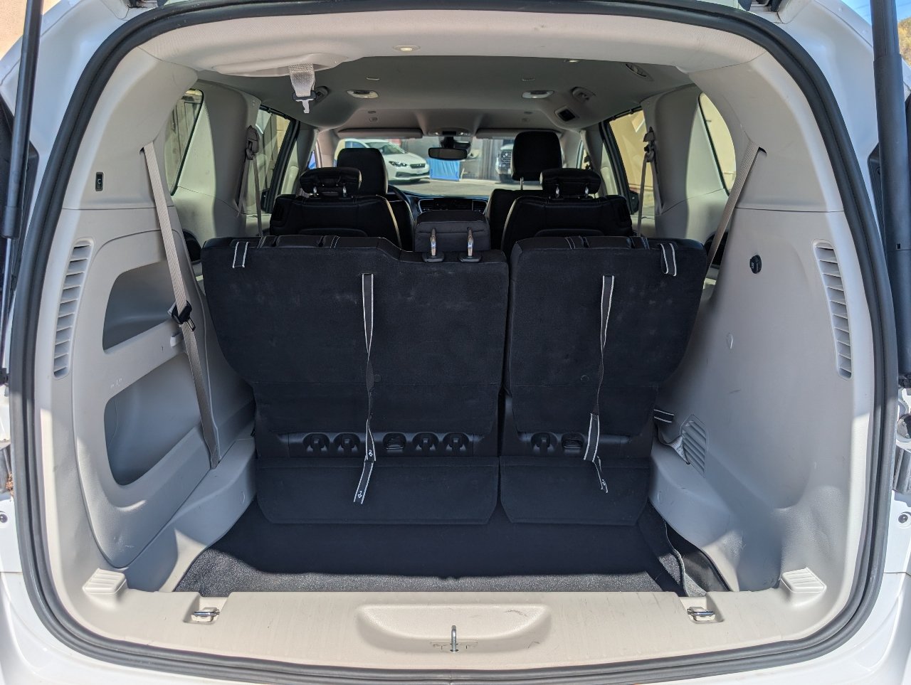 Used 2024 Chrysler Pacifica Touring-L FWD image 10