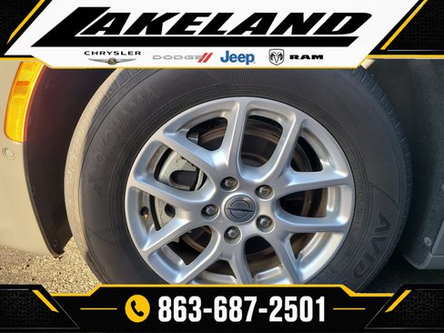 Used 2021 Chrysler Pacifica Touring-L w/ Uconnect Theater Family Group FWD image 9
