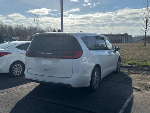 Used 2024 Chrysler Pacifica Touring-L image 4