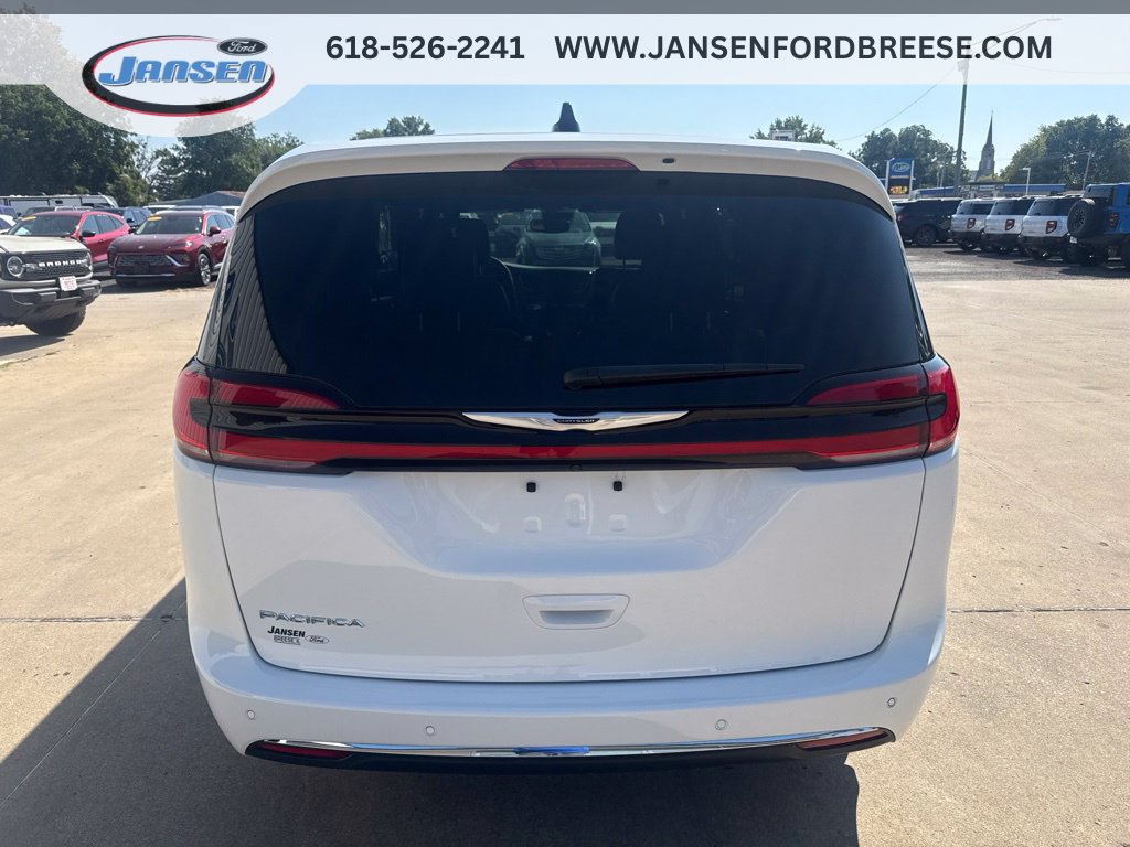 Used 2025 Chrysler Pacifica Select FWD image 6
