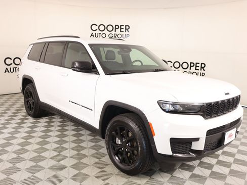 Used 2024 Jeep Grand Cherokee L Laredo image 1