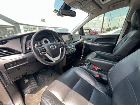 Used 2020 Toyota Sienna SE Premium image 11