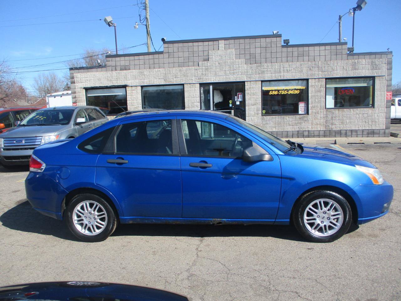 Used 2011 Ford Focus SE w/ 201A Rapid Spec Order Code FWD image 2