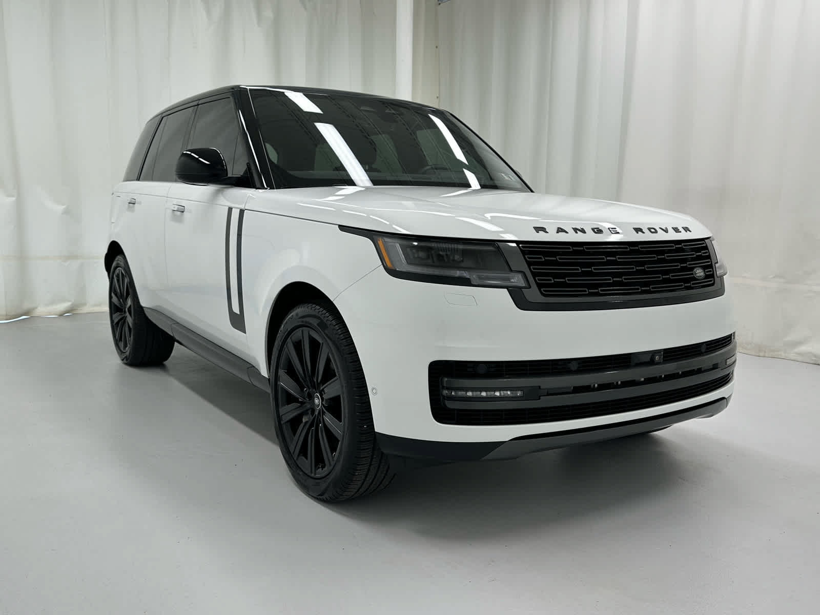 Used 2025 Land Rover Range Rover SE AWD/4WD image 2