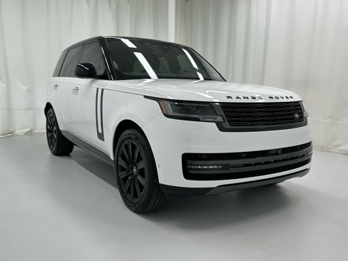 Used 2025 Land Rover Range Rover SE AWD/4WD image 2