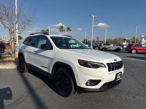 Used 2023 Jeep Cherokee Altitude Lux AWD/4WD image 3