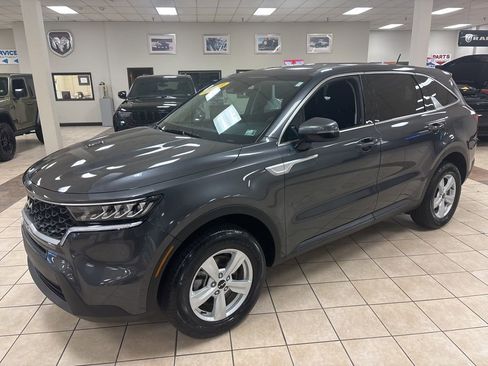 Used 2023 Kia Sorento LX image 3