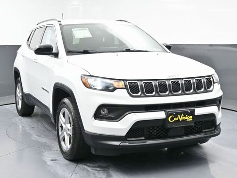 Used 2023 Jeep Compass Latitude image 4