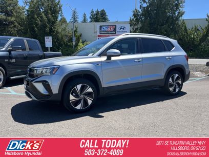 Used 2024 Volkswagen Taos SE w/ Panoramic Sunroof Package