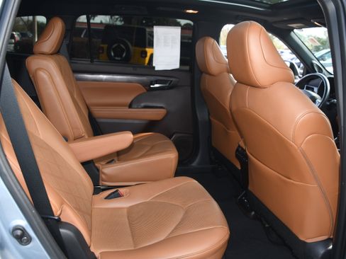 Used 2021 Toyota Highlander Platinum image 21