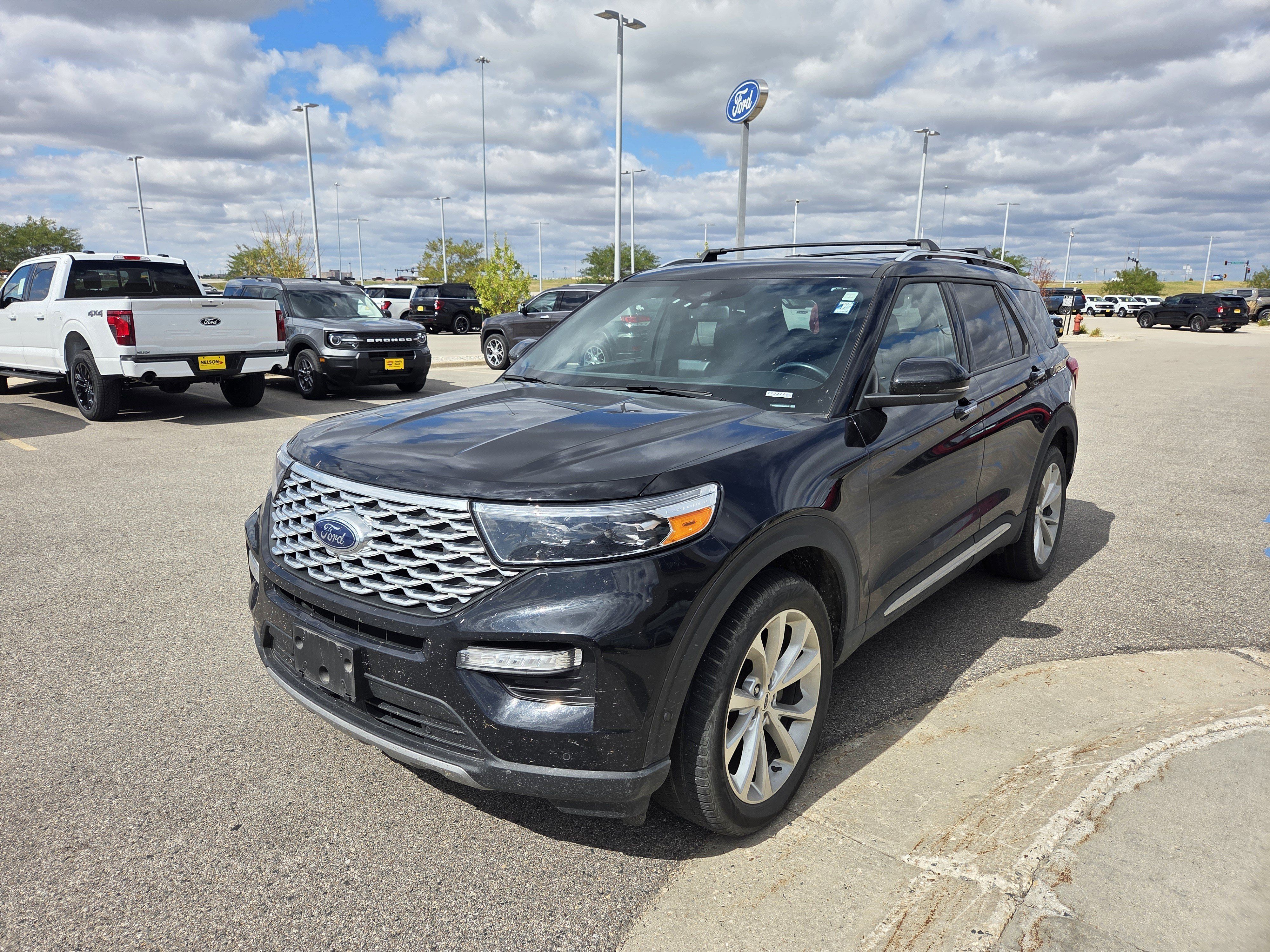 Used 2022 Ford Explorer Platinum w/ Equipment Group 601A AWD/4WD image 3