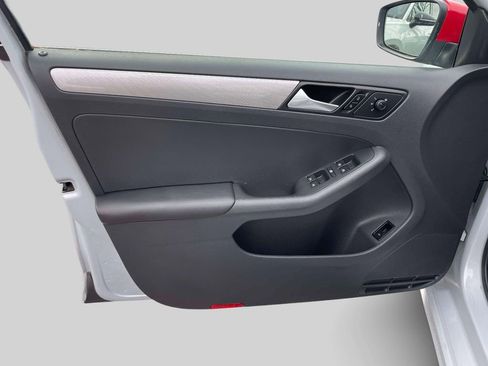 Used 2017 Volkswagen Jetta SE image 16