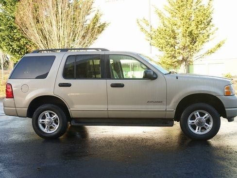 Used 2004 Ford Explorer XLT image 2