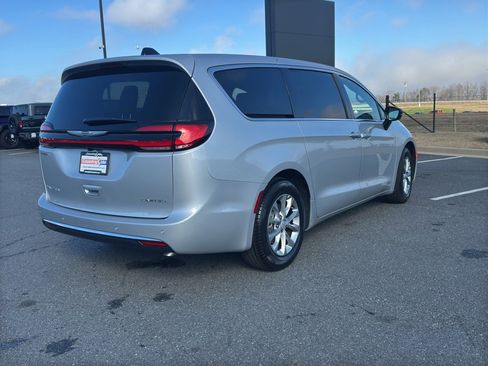 New 2026 Chrysler Pacifica Limited image 6