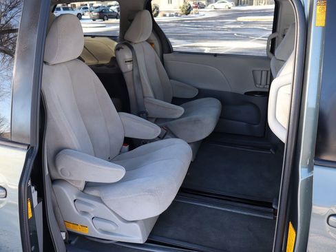 Used 2014 Toyota Sienna LE image 23