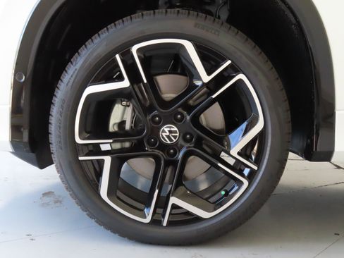 New 2026 Volkswagen Tiguan SEL R-Line image 29