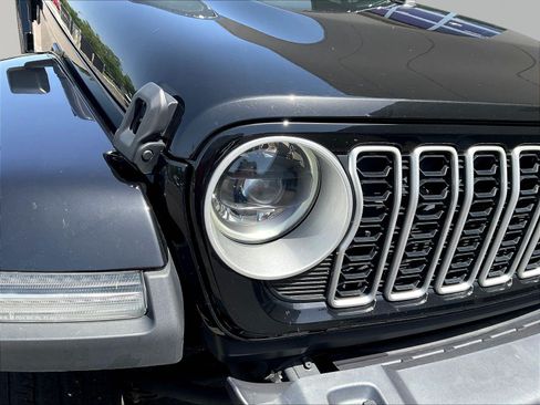 Used 2025 Jeep Wrangler Unlimited Sahara AWD/4WD image 29
